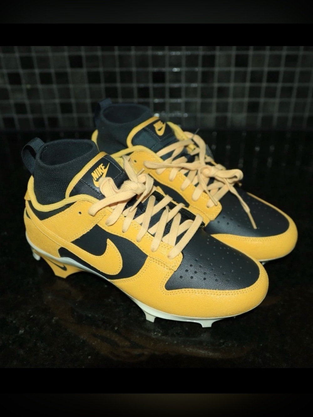 Nike Black and Yellow Men's Athletic Cleats - Bold Swoosh Design